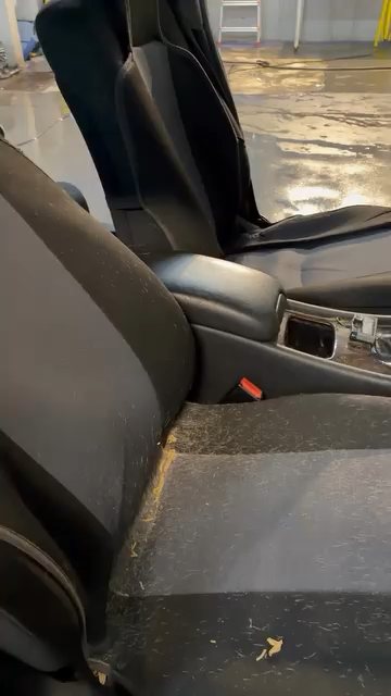 Detalhe de uma limpeza interior profissional
