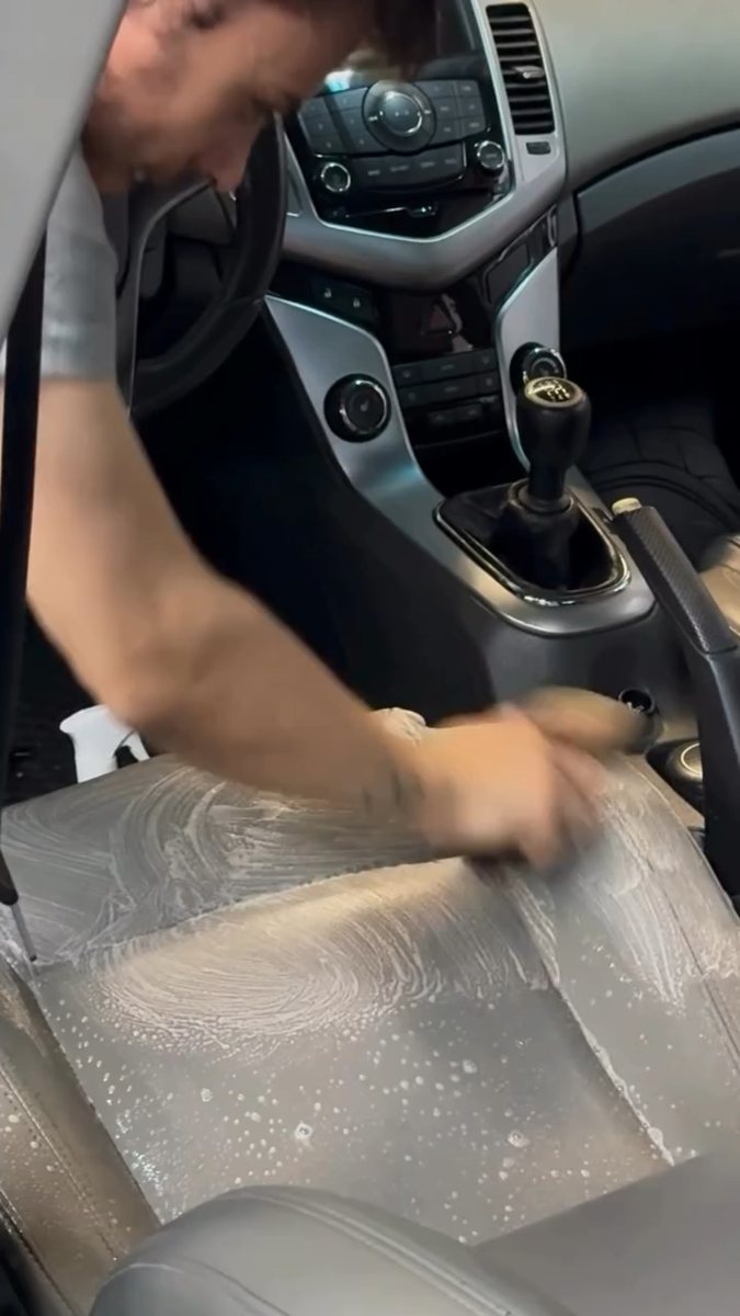 Profissional da Car Wash Center a cuidar de um automóvel